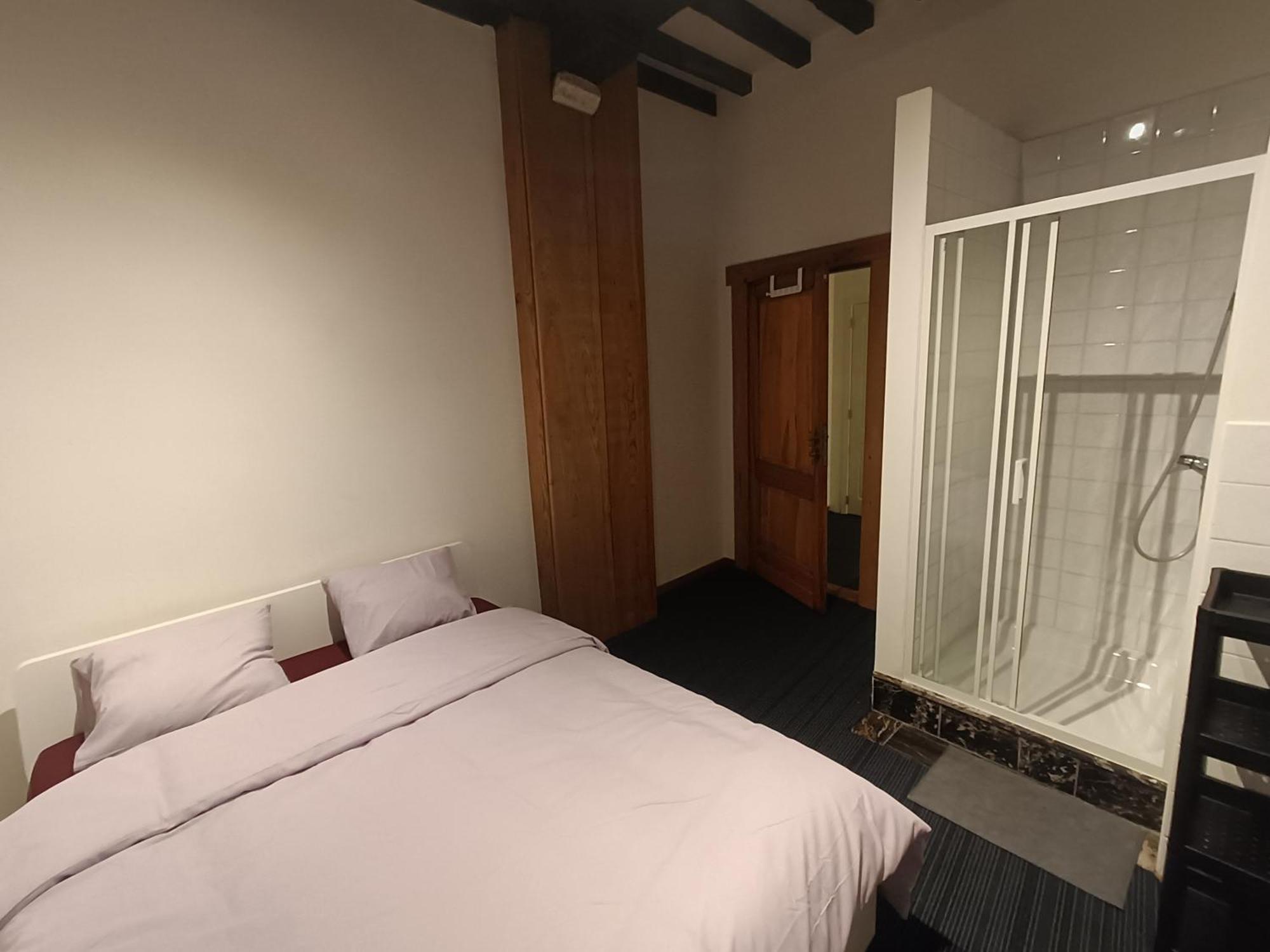 Viktoria Hostel Antwerpen Exteriör bild